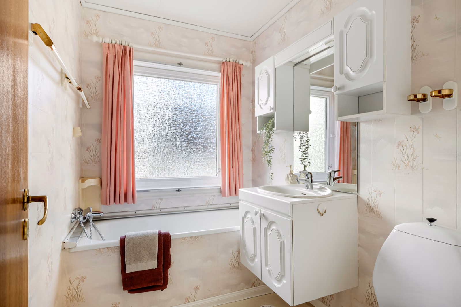 classic elegance style for luxurious bathroom