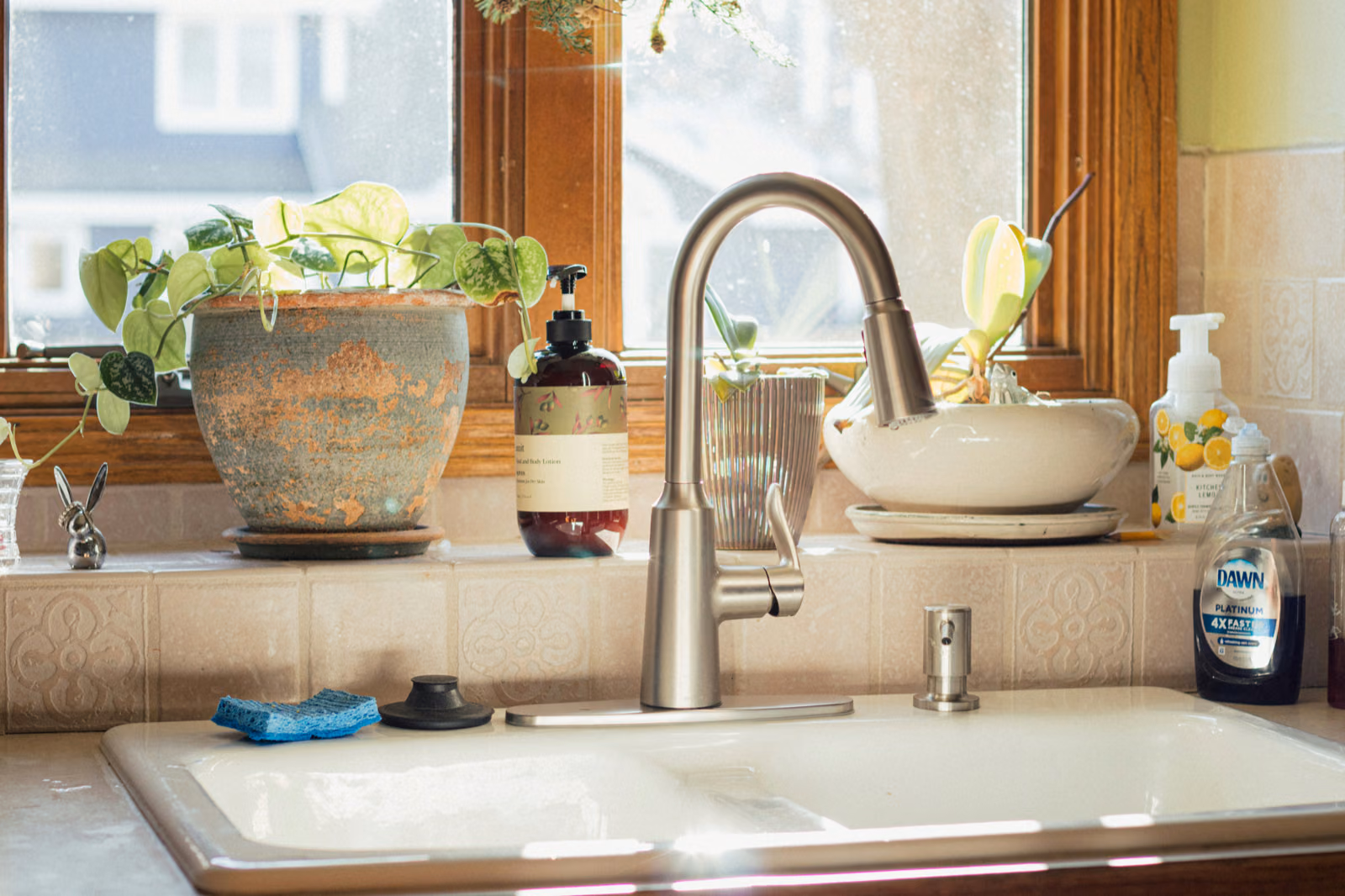 element of a rustic kitchen is apron front or farmhouse sinks