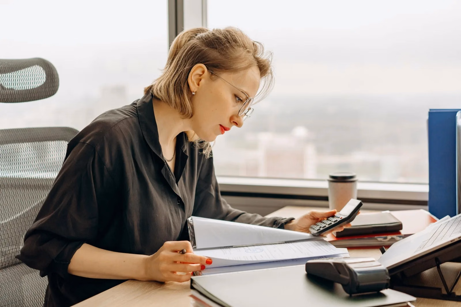 A Renotive advisor speaking with a client on a video call